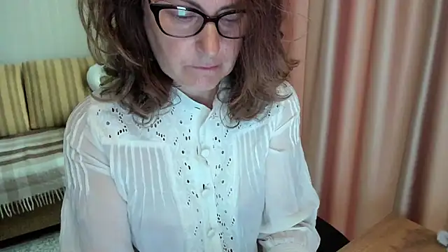 Snapshot of lauraoven chatting on July 10, 2026, 6:46 am lauraoven online show from July 10, 2026, 6:46 am