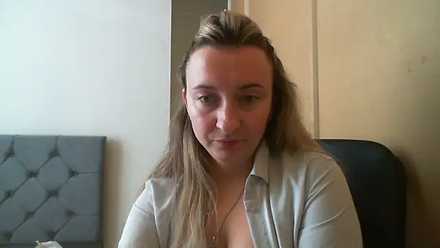 Snapshot of SusanCurt chatting on November 18, 2025, 1:03 pm SusanCurt online show from November 18, 2025, 1:03 pm