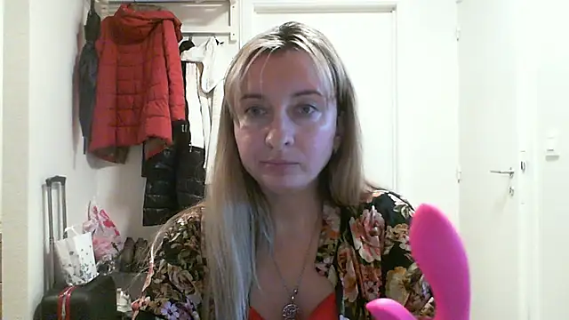 Snapshot of SusanCurt chatting on November 6, 2025, 10:08 am SusanCurt online show from November 6, 2025, 10:08 am