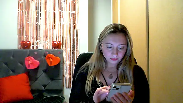 SusanCurt online show from February 12, 2026, 2:28 pm