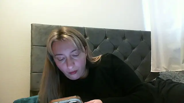 Snapshot of SusanCurt chatting on October 19, 2025, 10:07 am SusanCurt online show from October 19, 2025, 10:07 am