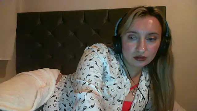 Snapshot of SusanCurt chatting on November 9, 2025, 10:36 pm SusanCurt online show from November 9, 2025, 10:36 pm