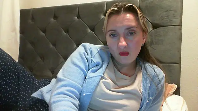 SusanCurt online show from December 13, 2025, 8:04 pm