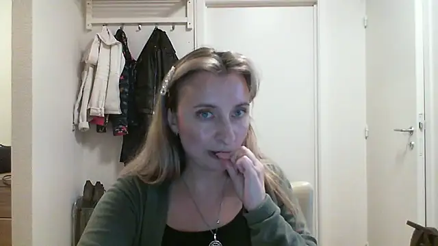 Snapshot of SusanCurt chatting on October 14, 2025, 1:12 pm SusanCurt online show from October 14, 2025, 1:12 pm