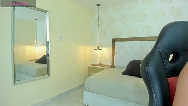 clarisKlein online show from April 6, 2026, 3:46 am