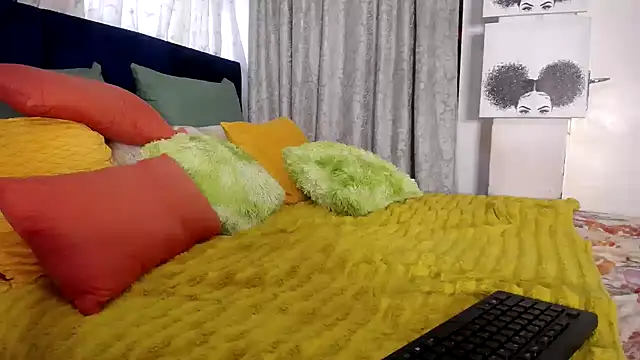 crystalbxx online show from October 27, 2025, 3:57 pm