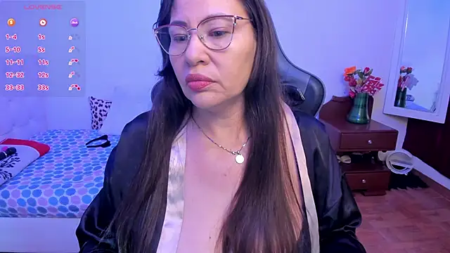 esmeralda milf online show from October 12, 2025, 8:10 pm