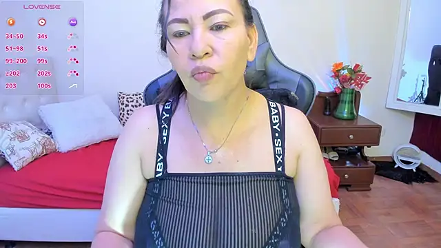 esmeralda milf online show from November 1, 2025, 6:24 pm