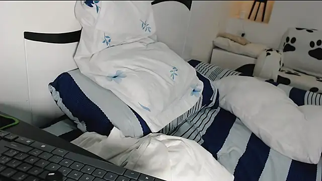 yina-rosse online show from October 13, 2025, 8:43 pm