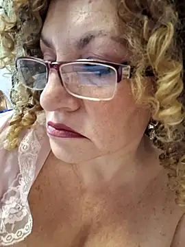 Hot Azaleea online show from November 4, 2025, 6:39 am