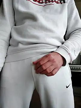 MlodyDres online show from October 27, 2025, 1:34 pm