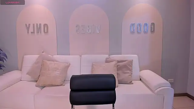 MiaRoberts1 online show from November 8, 2025, 12:31 pm