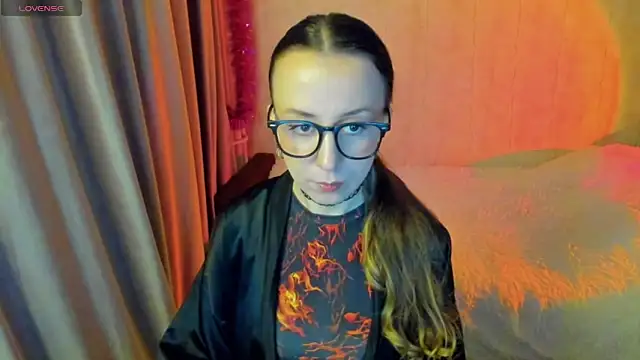 CurlySteph online show from November 7, 2025, 6:01 pm