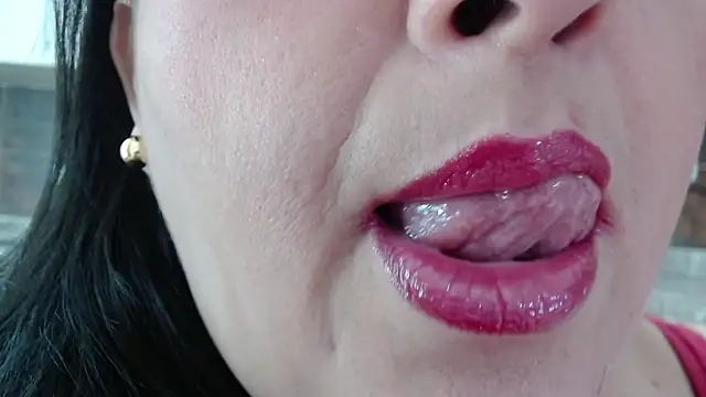 Kerly Doll online show from March 6, 2025, 4:17 pm