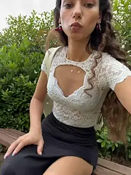 Snapshot of _MiaQueen_ chatting on June 4, 2026, 3:49 pm MiaQueen online show from June 4, 2026, 3:49 pm
