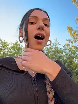 Snapshot of _MiaQueen_ chatting on July 5, 2026, 4:58 pm MiaQueen online show from July 5, 2026, 4:58 pm