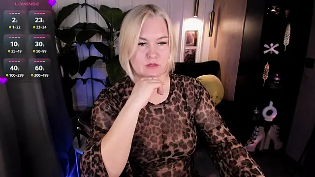 Snapshot of YolandaKiss chatting on June 7, 2026, 8:03 pm YolandaKiss online show from June 7, 2026, 8:03 pm