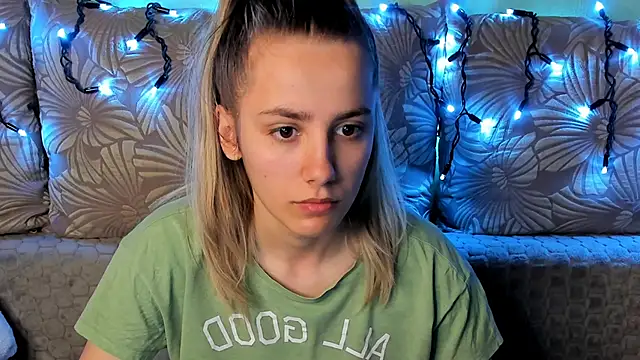 MaggieCake online show from December 14, 2025, 1:23 am