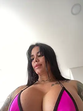 Snapshot of LaraHenao chatting on February 4, 2026, 3:51 pm LaraHenao online show from February 4, 2026, 3:51 pm