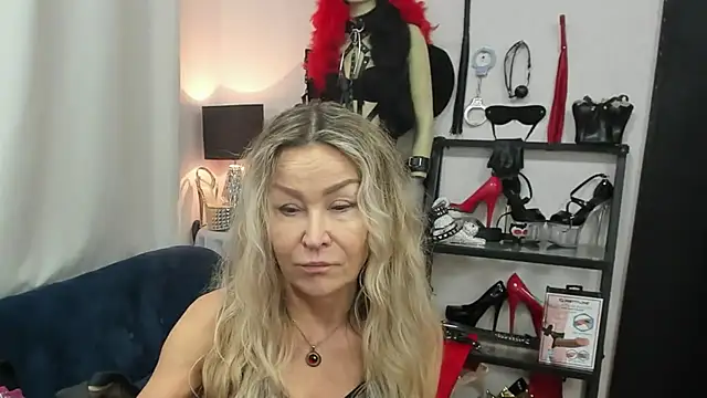 crystaLUX online show from December 19, 2025, 5:10 am