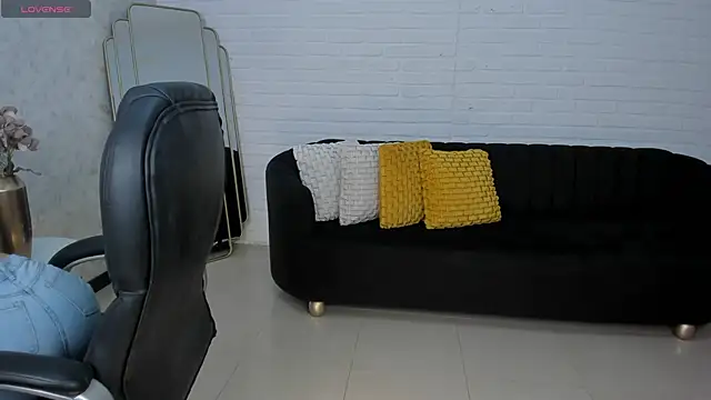 Snapshot of LaurenTurner_ chatting on October 5, 2025, 11:06 pm LaurenTurner online show from October 5, 2025, 11:06 pm