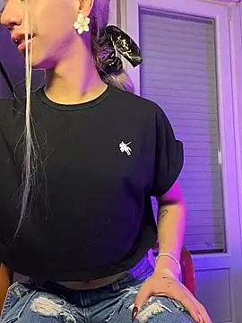 Littlebunny21 online show from October 24, 2025, 8:08 pm