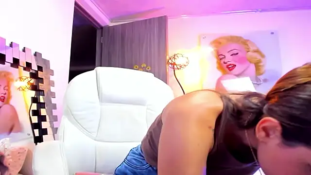 Snapshot of KimberlySaen chatting on October 21, 2025, 9:36 pm KimberlySaen online show from October 21, 2025, 9:36 pm