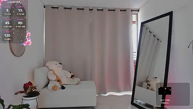 roxie gates  online show from October 31, 2025, 8:05 pm