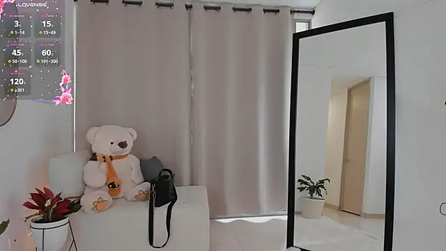 roxie gates  online show from October 10, 2025, 6:31 pm