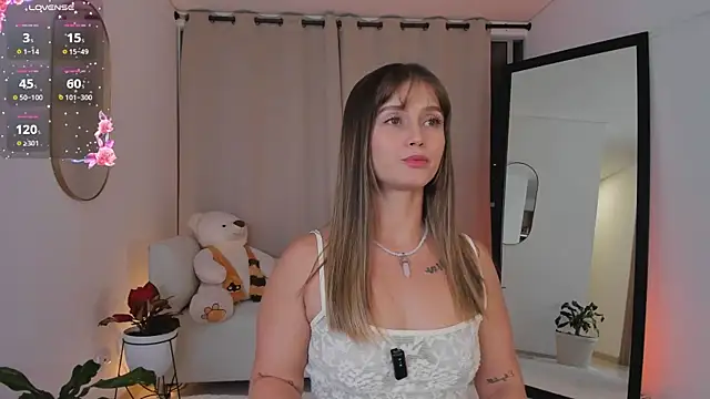 roxie gates  online show from October 28, 2025, 2:12 am