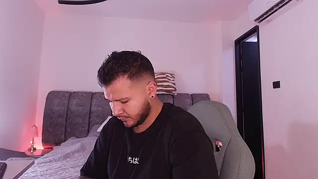 Snapshot of mister_miike chatting on February 3, 2026, 3:04 am mister miike online show from February 3, 2026, 3:04 am