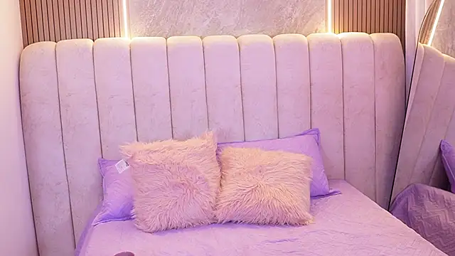 emyli sw  online show from November 27, 2025, 3:07 am