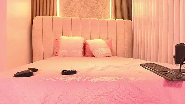 emyli sw  online show from February 12, 2026, 3:06 am