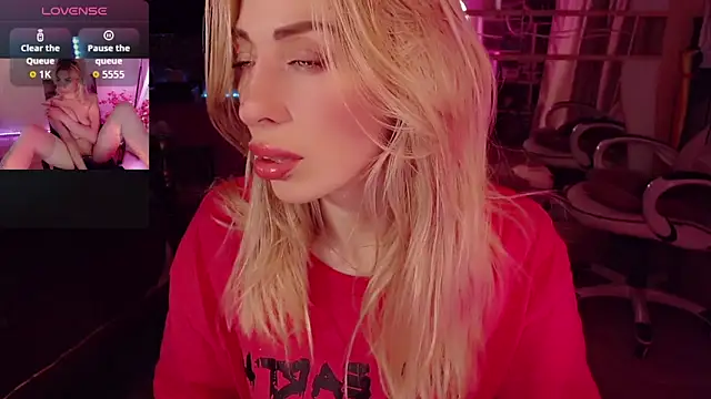 Snapshot of AnnieGOld_ chatting on October 17, 2025, 11:39 pm AnnieGOld online show from October 17, 2025, 11:39 pm