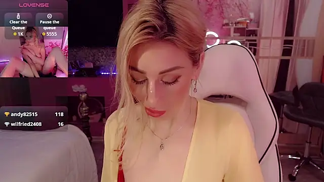 Snapshot of AnnieGOld_ chatting on November 5, 2025, 6:44 pm AnnieGOld online show from November 5, 2025, 6:44 pm