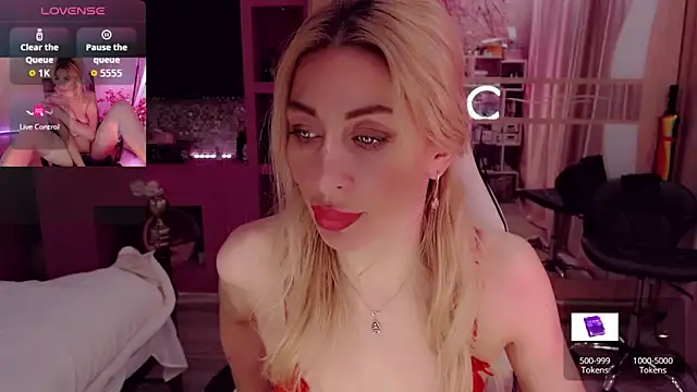 Snapshot of AnnieGOld_ chatting on November 2, 2025, 8:14 pm AnnieGOld online show from November 2, 2025, 8:14 pm