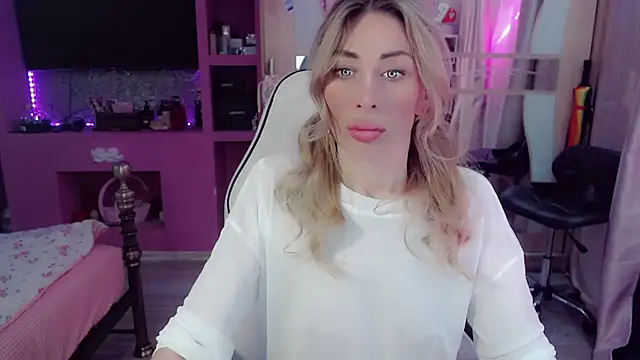 Snapshot of AnnieGOld_ chatting on May 31, 2026, 7:47 pm AnnieGOld online show from May 31, 2026, 7:47 pm