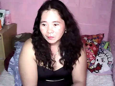 hotpusie 4u online show from October 3, 2025, 7:43 am