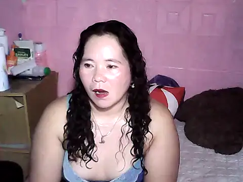 hotpusie 4u online show from October 9, 2025, 4:07 pm