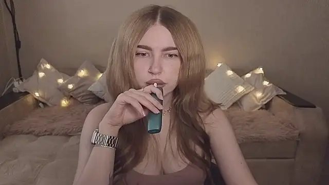 ViolettaLopez online show from November 18, 2025, 11:46 am