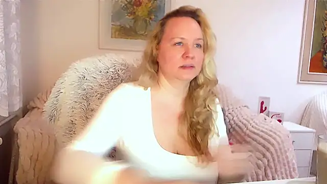 Sarah4you online show from February 17, 2025, 9:32 pm