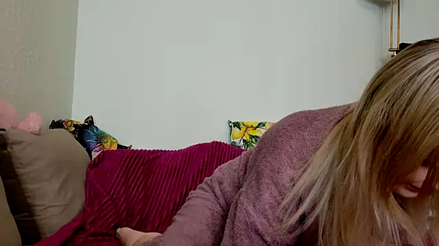 ModelEva online show from November 18, 2025, 10:40 am