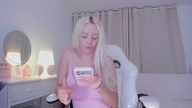 Snapshot of bella_adams_ chatting on October 11, 2025, 11:28 pm bella adams online show from October 11, 2025, 11:28 pm