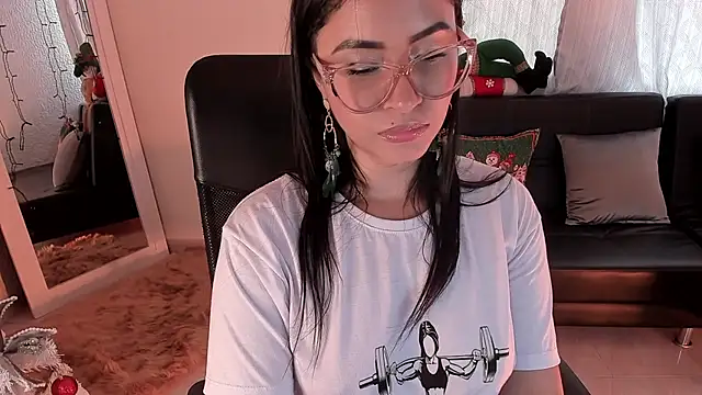 Snapshot of PaulinaBelushi chatting on December 13, 2024, 8:47 pm PaulinaBelushi online show from December 13, 2024, 8:47 pm