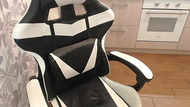 Mandarin4ks online show from October 13, 2025, 5:25 pm