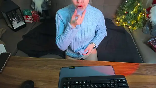 Snapshot of CharmedDoll chatting on December 21, 2025, 1:35 pm CharmedDoll online show from December 21, 2025, 1:35 pm