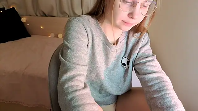 Snapshot of CharmedDoll chatting on December 19, 2025, 1:46 pm CharmedDoll online show from December 19, 2025, 1:46 pm