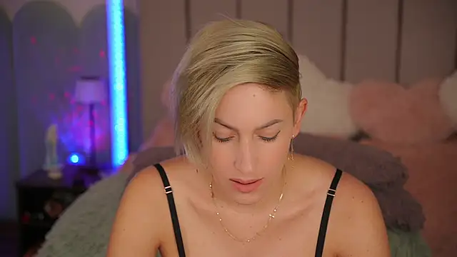 VickySecret96 online show from October 14, 2025, 4:40 pm