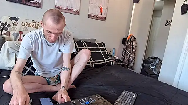 Snapshot of pyrowuff chatting on February 10, 2026, 9:58 pm pyrowuff online show from February 10, 2026, 9:58 pm