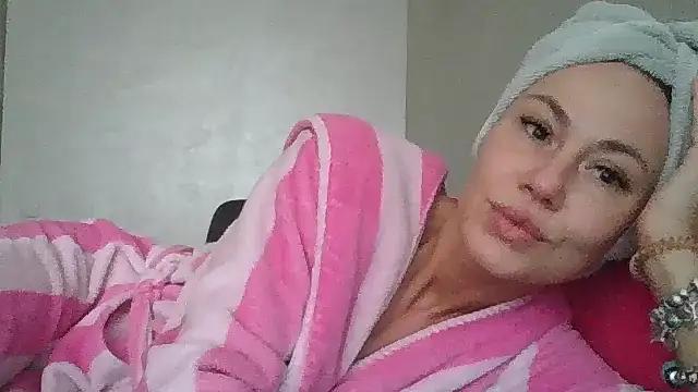 JulianaGold1 online show from February 5, 2025, 7:29 am